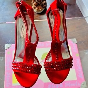 Anna Michel read high heels.